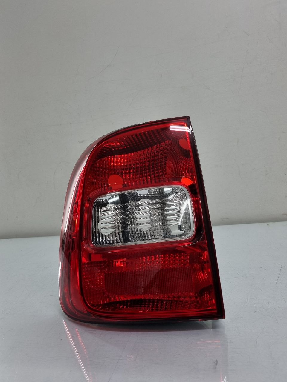 Lanterna traseira esq saveiro g5 g6, 2009 a 2016