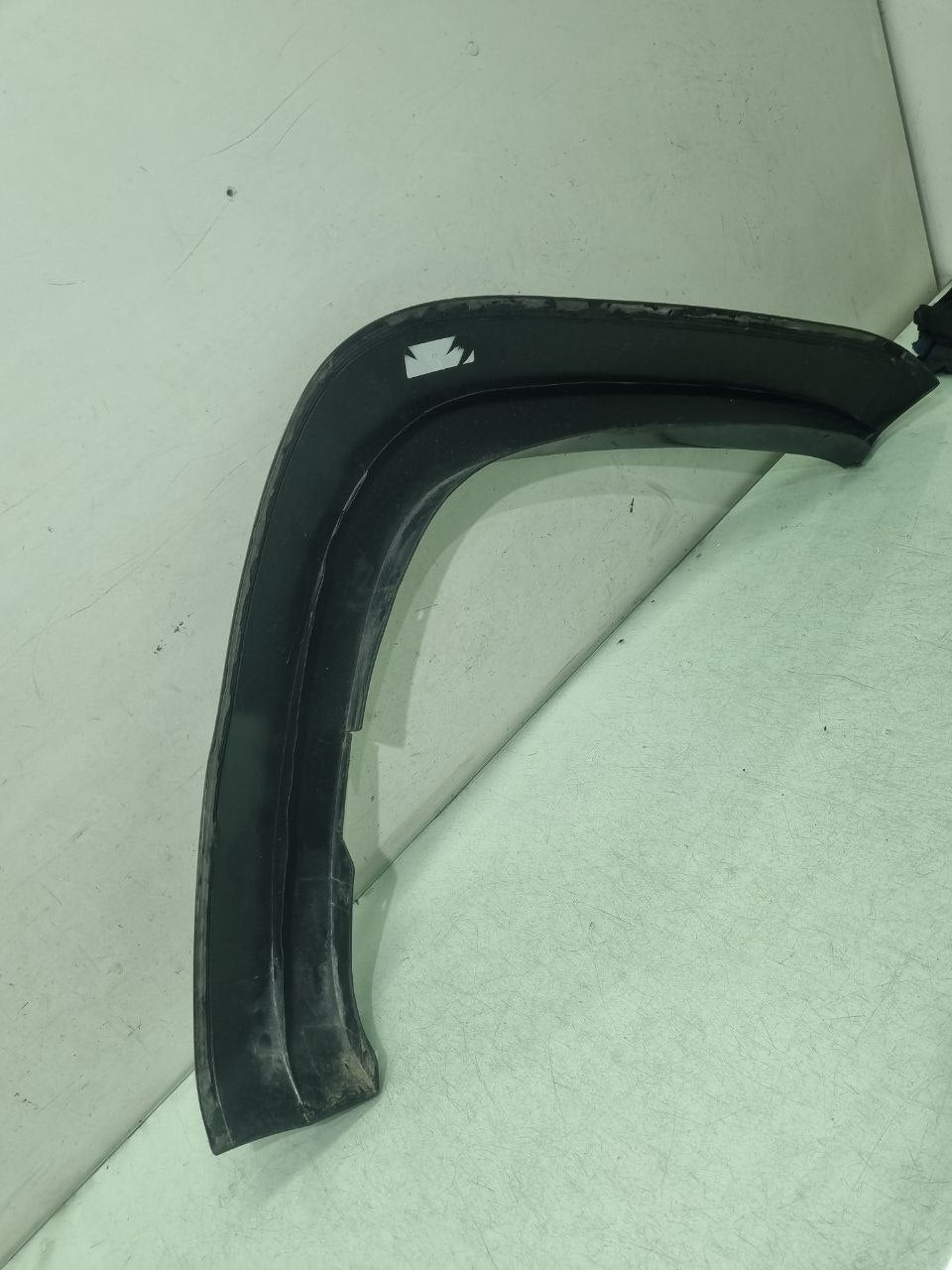 Moldura Paralama Traseiro Esquerdo Volkswagen Amarok 2010/2022 Usado