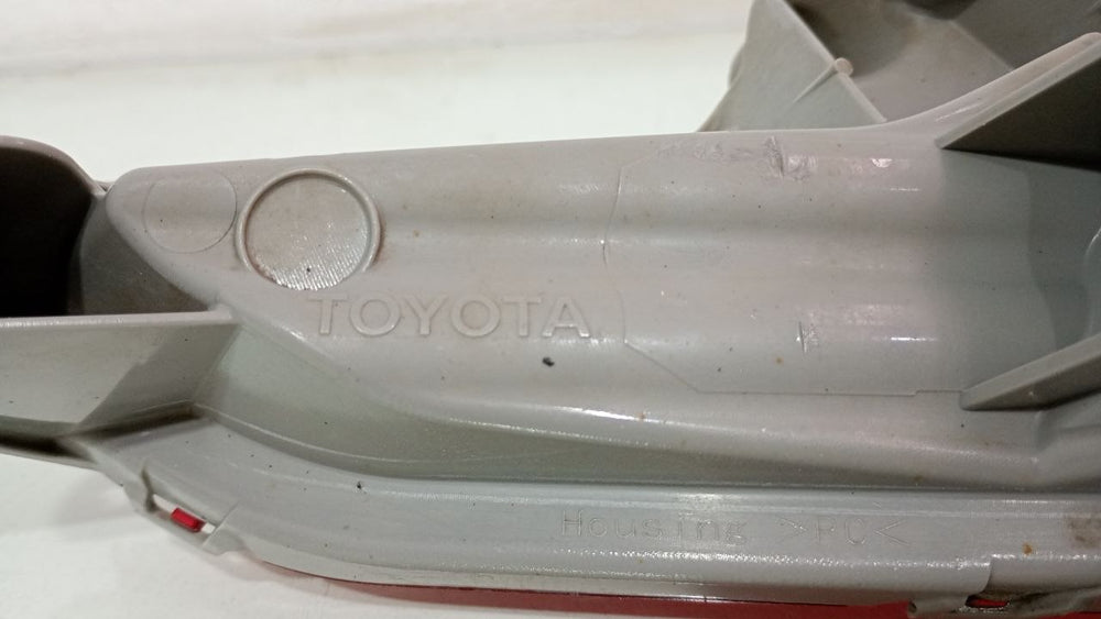 Lanterna Tras Neblina Esq Toyota Yaris Sedan 2017/2025
