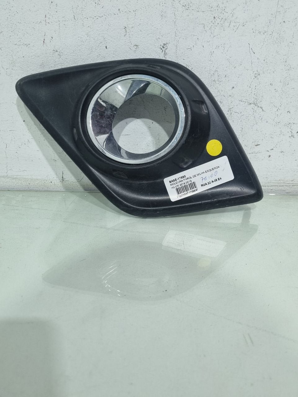 Moldura Farol de Milha Esquerda Toyota Hilux 2016/2019 Usado