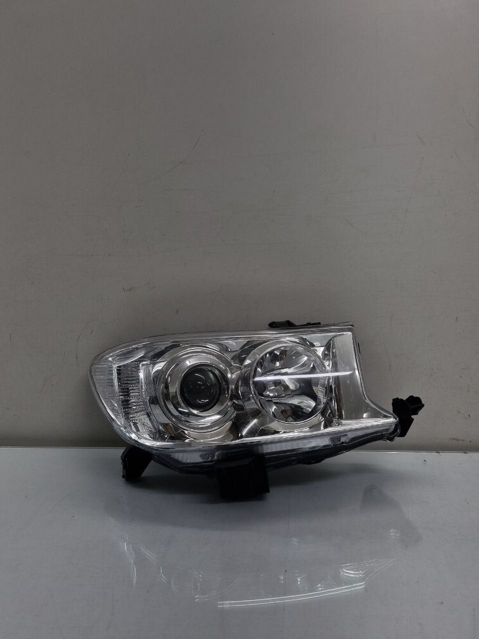 FAROL DIREITO HILUX SW4 2009/ 2011 TYC