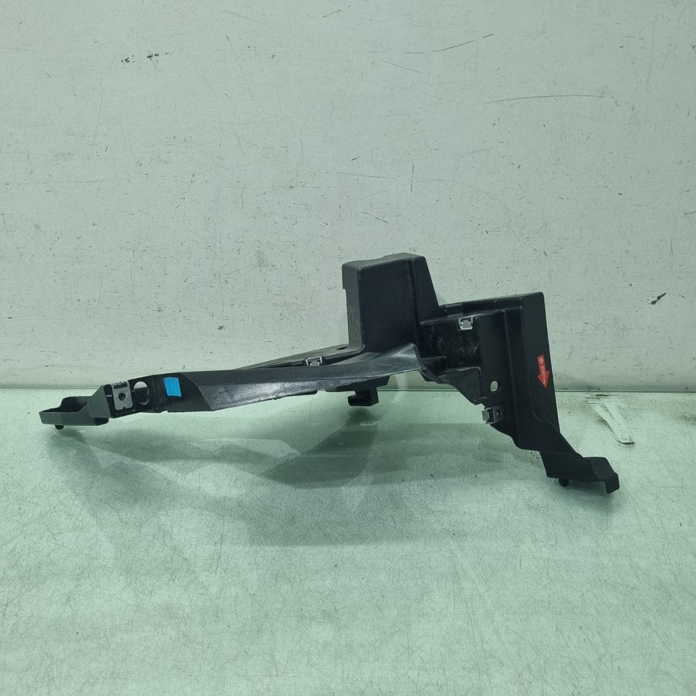 Suporte Farol Direito Renault Kardian 2024/2026 Usado