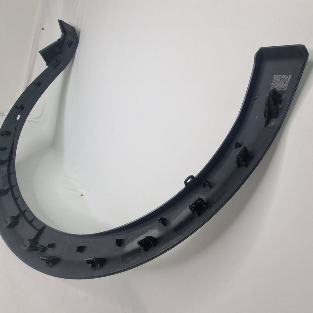 Moldura Passagem de Roda Traseira Direita Peugeot 3008 2015/2019 Usada