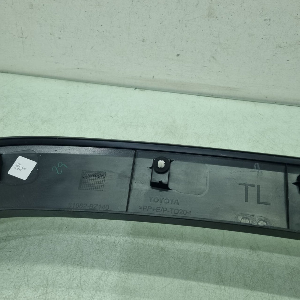 Moldura Parabarro Tras Esq Toyota Yaris Cross 25/27