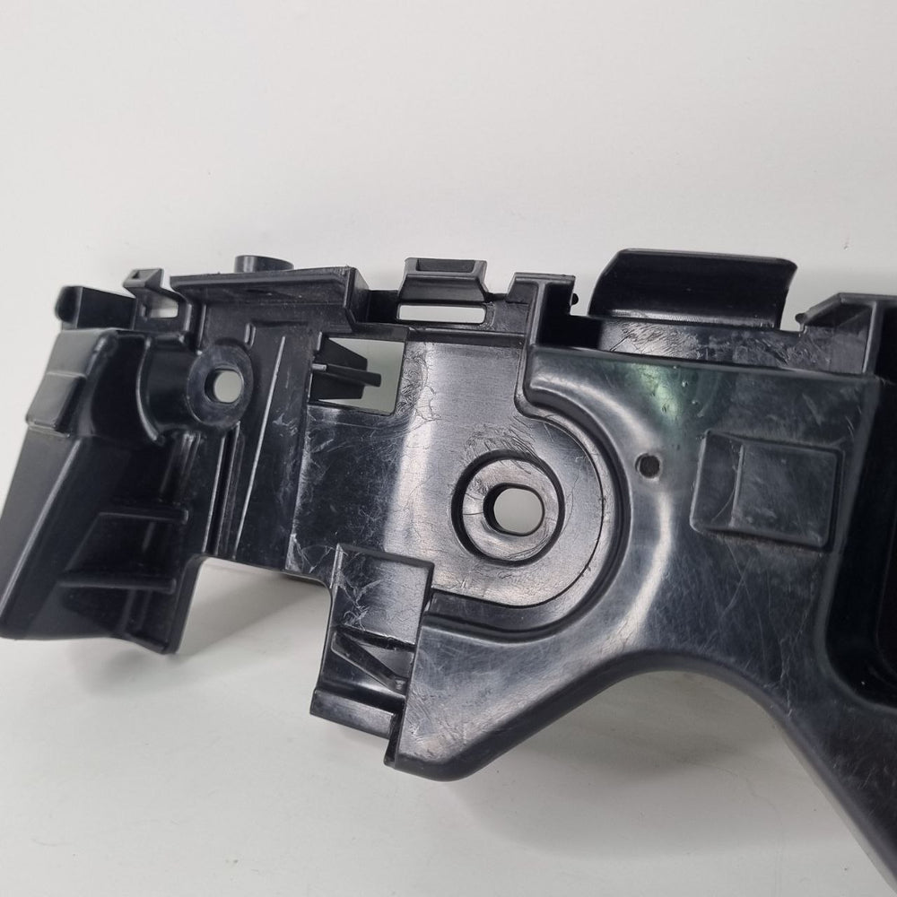 Suporte Guia lado esquerdo do Parachoque  Dianteiro Renault Duster  13/19 2013/2023 Novo