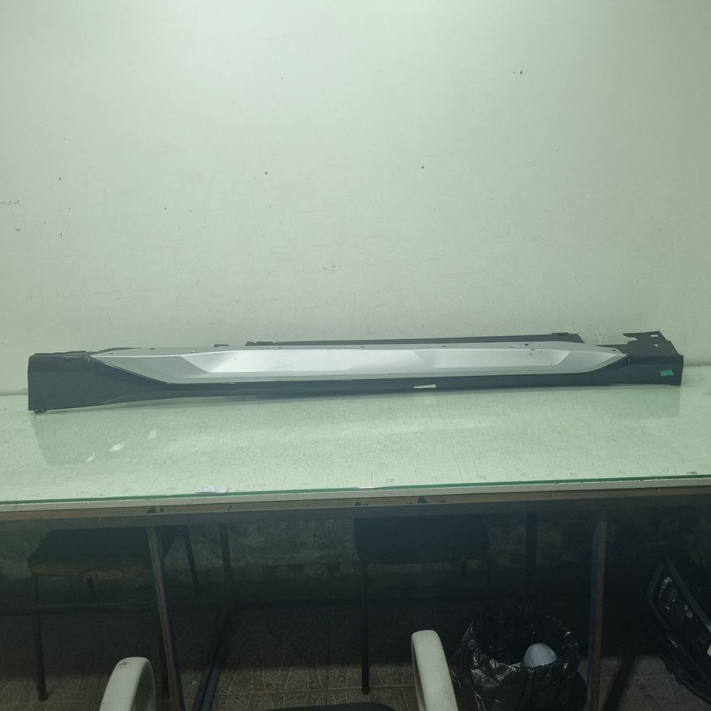 Spoiler Lateral Esq BMW X1 2021/2024 Usado