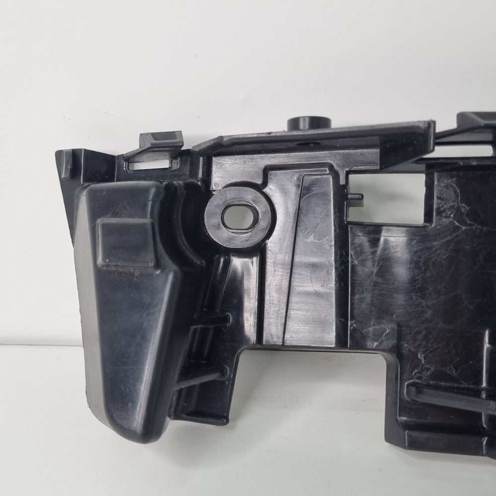 Suporte Guia lado esquerdo do Parachoque  Dianteiro Renault Duster  13/19 2013/2023 Novo