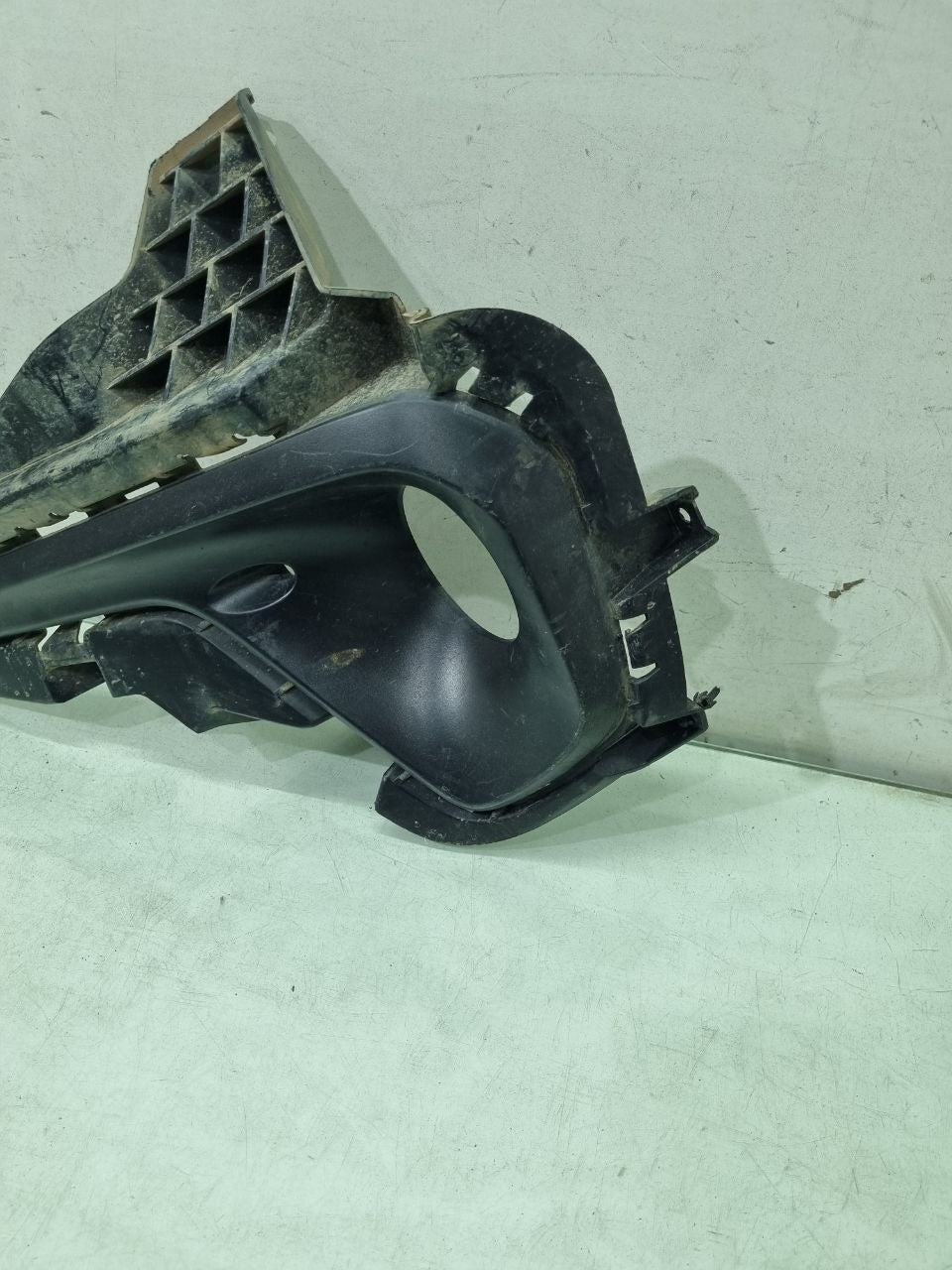Moldura Parachoque Dianteiro Direito Chevrolet Onix 2021/2025 Usado