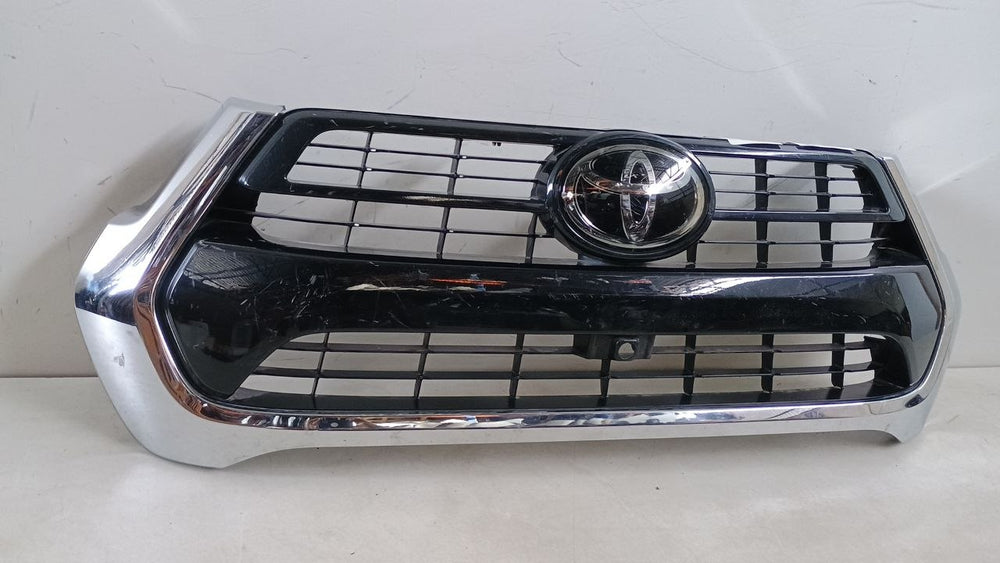Grade Frontal com Suporte de Câmera Toyota Hilux 2023 Usada