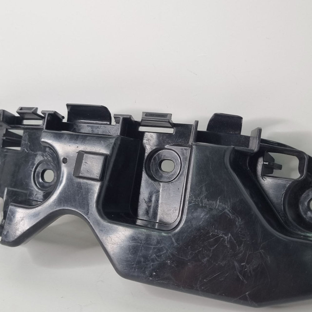 Suporte Guia lado esquerdo do Parachoque  Dianteiro Renault Duster  13/19 2013/2023 Novo