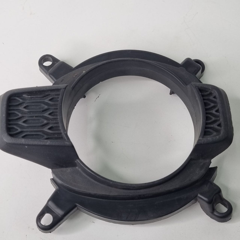 Moldura Farol Esquerdo Renault Duster 2024 Usada