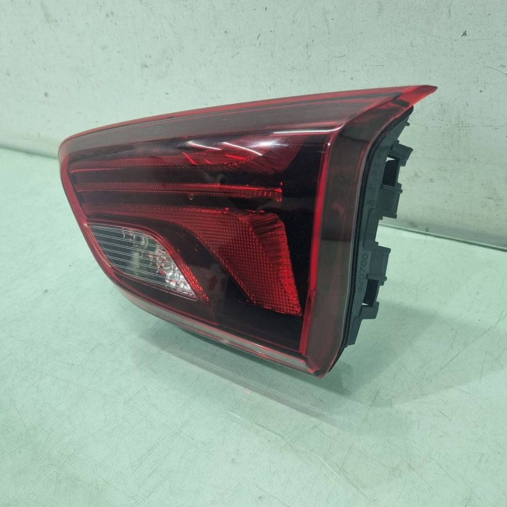 Lanterna Tras Tampa GM Onix Sedan S.LED 2024 Usada