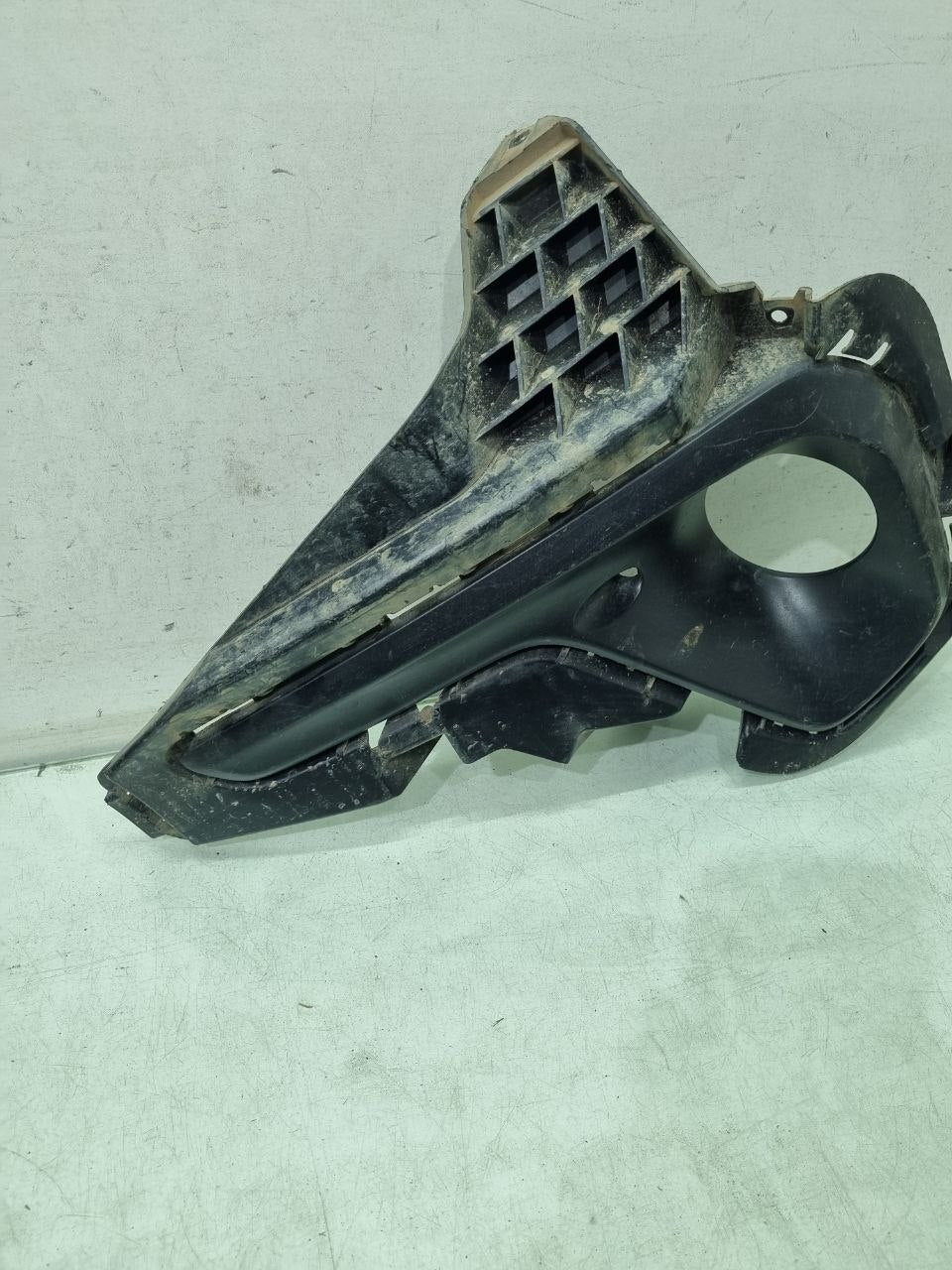 Moldura Parachoque Dianteiro Direito Chevrolet Onix 2021/2025 Usado