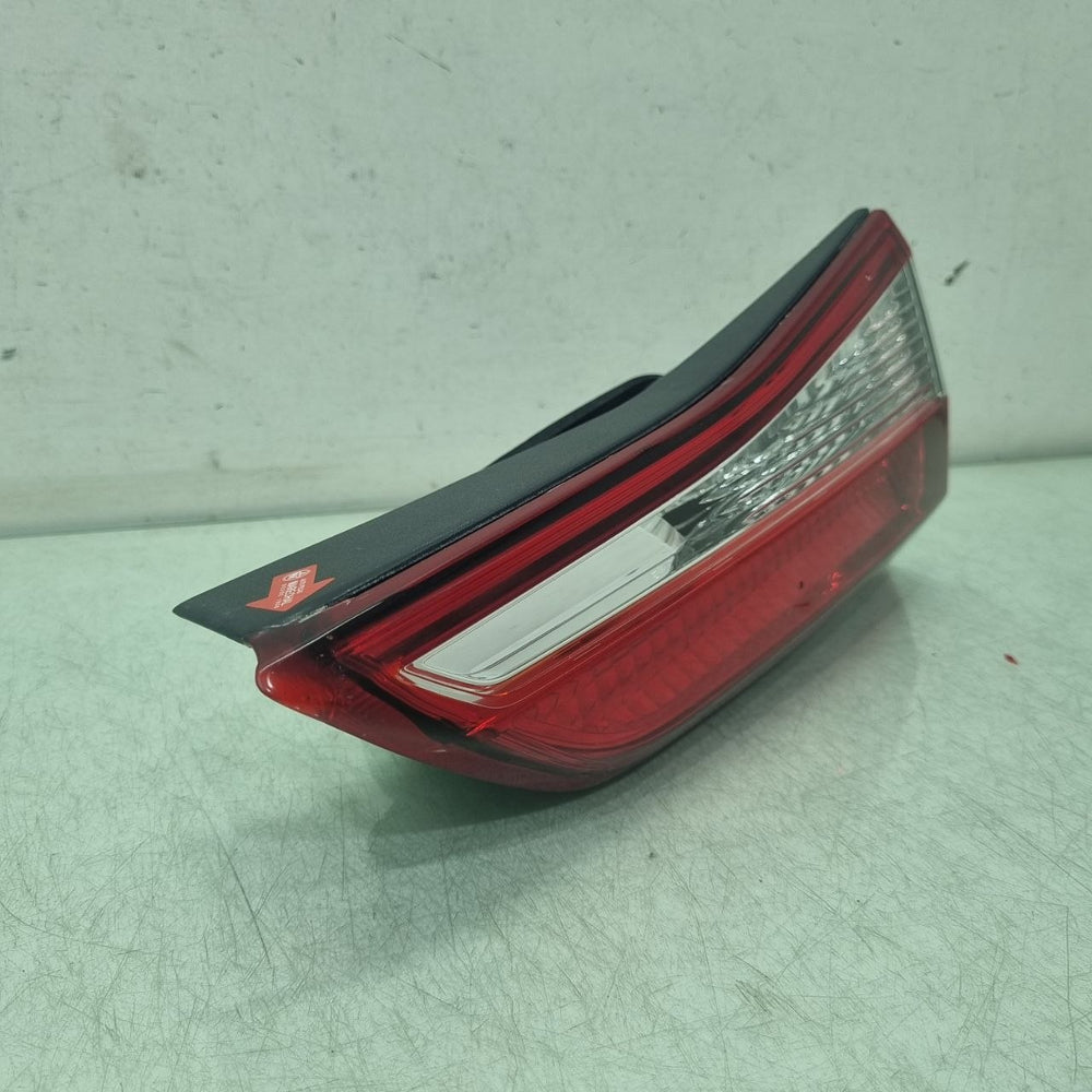 Lanterna Tras Tampa Esq Toyota Camry 2018/2022