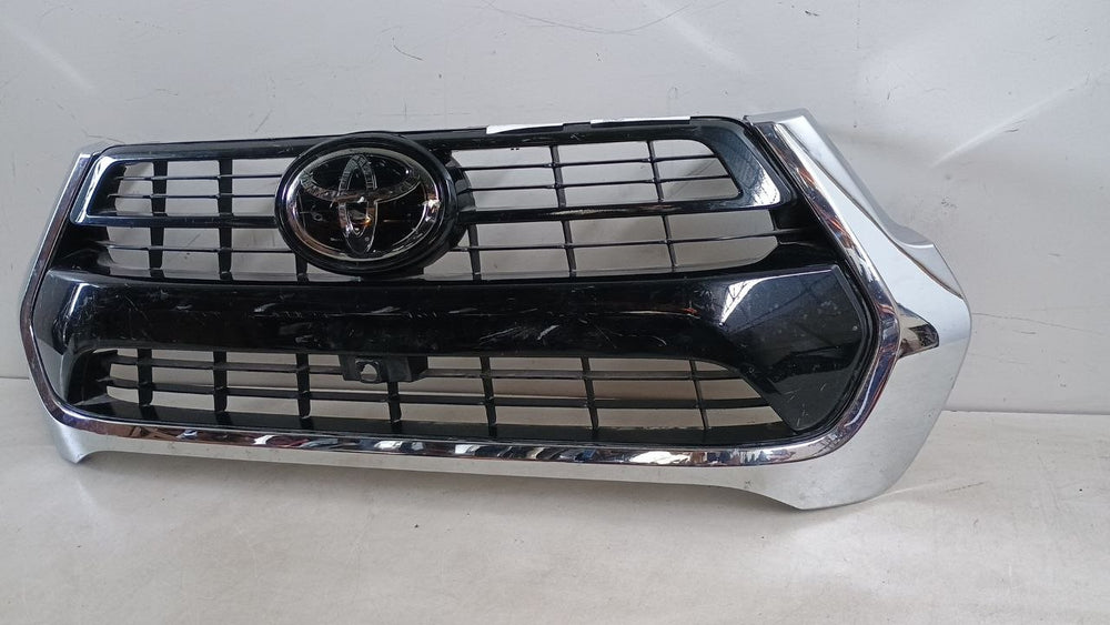 Grade Frontal com Suporte de Câmera Toyota Hilux 2023 Usada