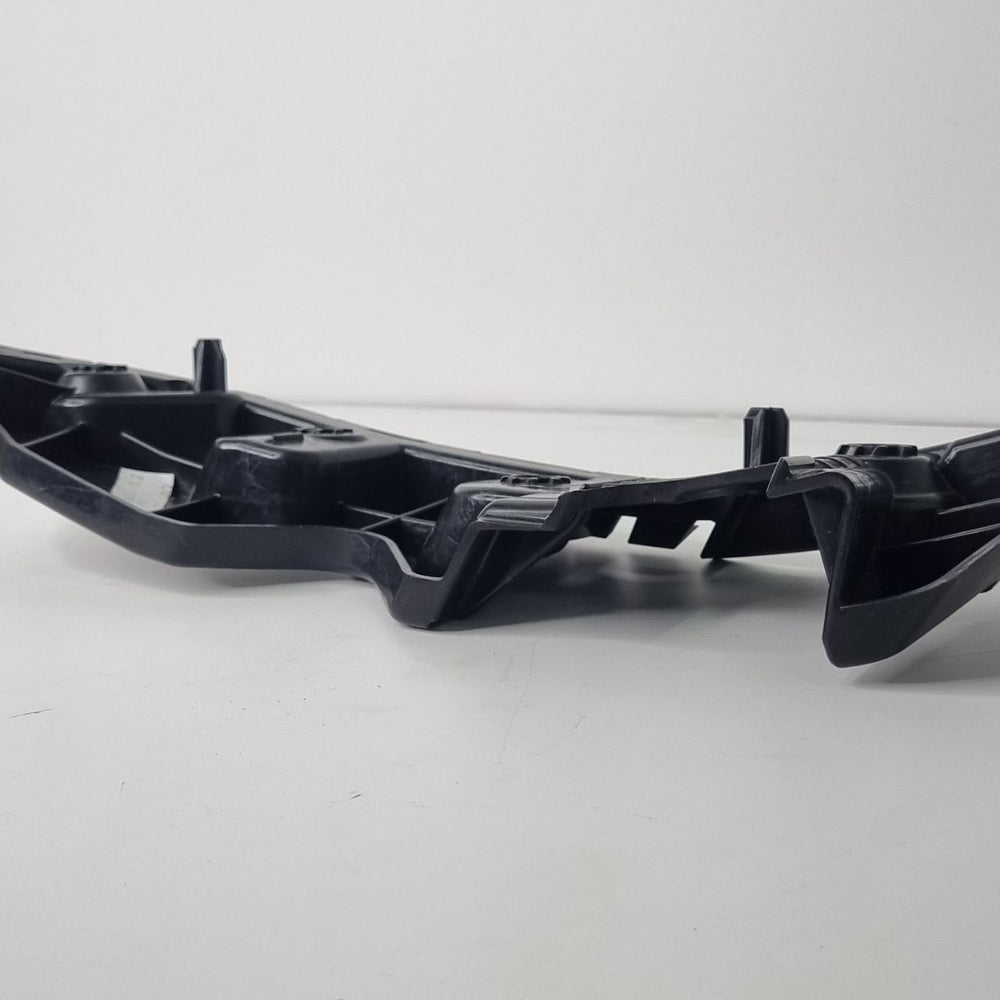 Suporte Guia lado esquerdo do Parachoque  Dianteiro Renault Duster  13/19 2013/2023 Novo