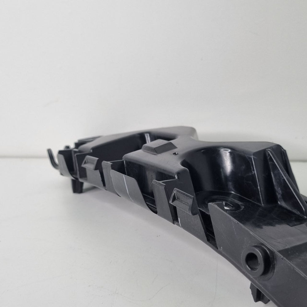 Suporte Guia lado esquerdo do Parachoque  Dianteiro Renault Duster  13/19 2013/2023 Novo