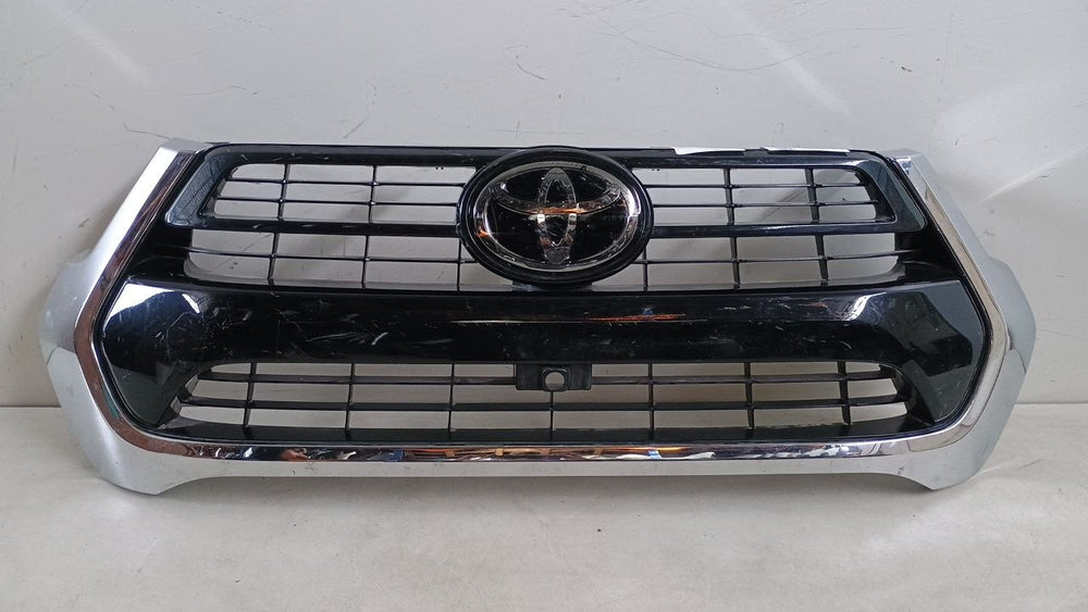 Grade Frontal com Suporte de Câmera Toyota Hilux 2023 Usada