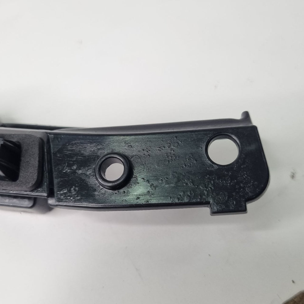 Suporte Guia Para-choque  lado direito Traseiro duster 20/24