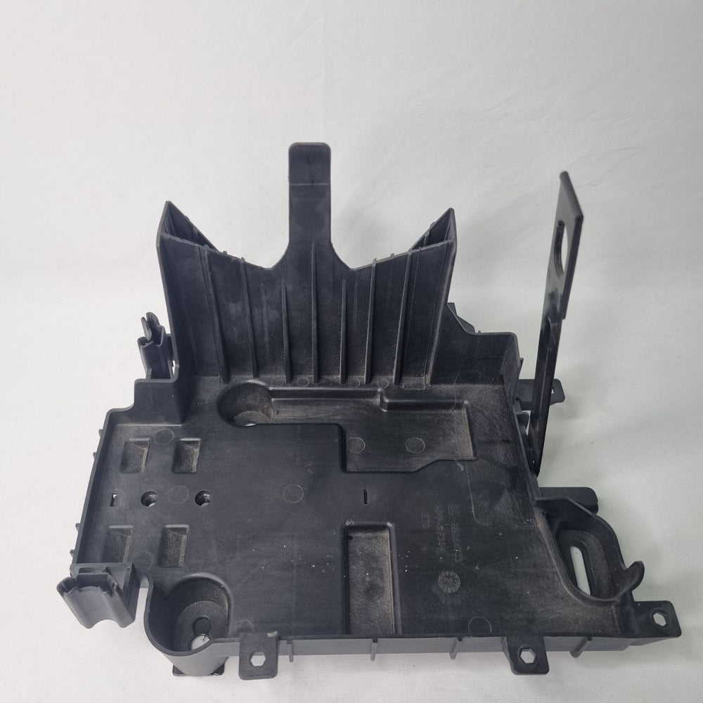 Caixa Suporte Bateria Chevrolet Onix 2013/2018 Usada