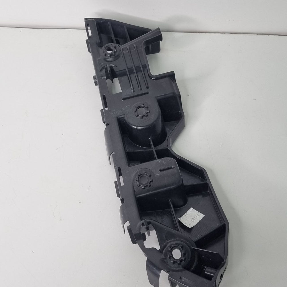 Suporte Guia lado esquerdo do Parachoque  Dianteiro Renault Duster  13/19 2013/2023 Novo