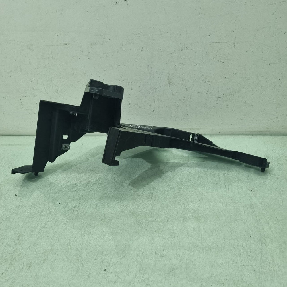 Suporte Farol Direito Renault Kardian 2024/2026 Usado